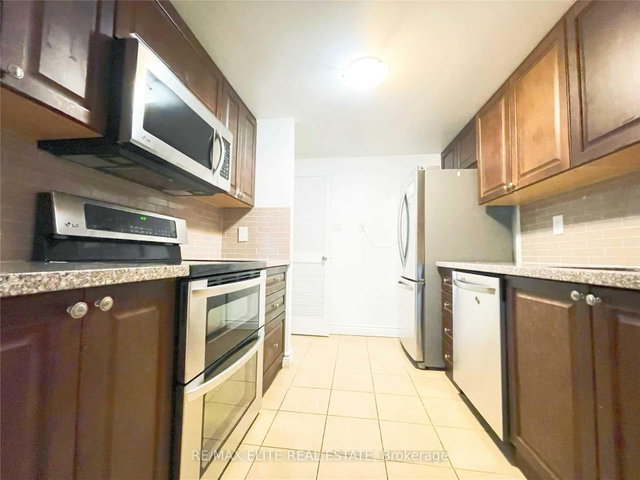 404 - 717 Bay Street