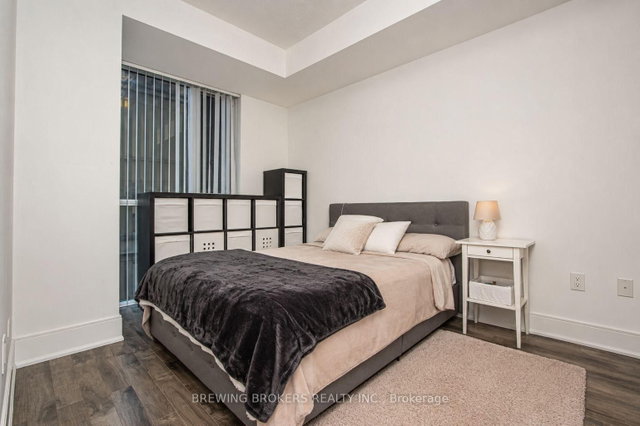 825 - 560 Front Street W