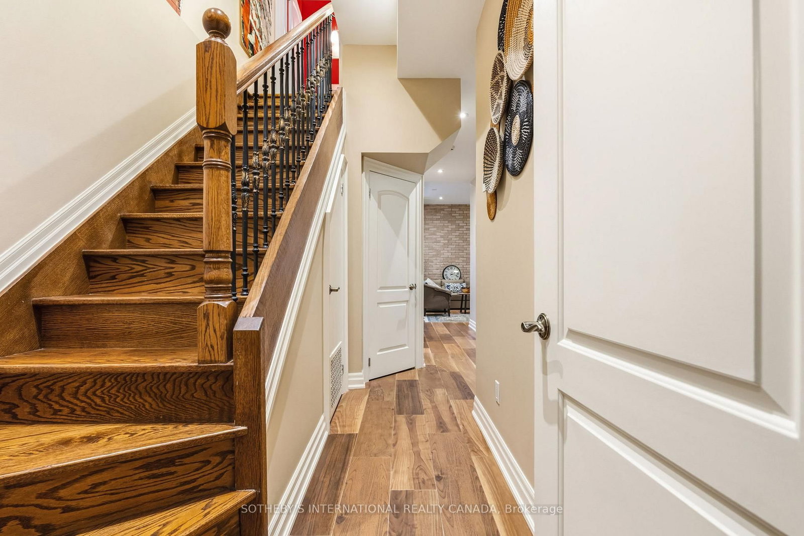209 Douglas Avenue • Toronto, ON photo 25