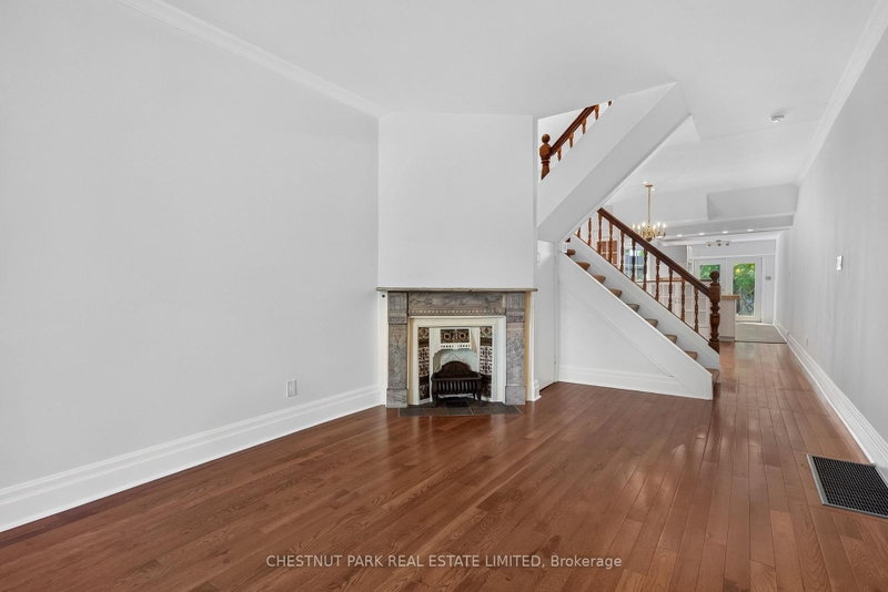 347 1/2 Wellesley Street E