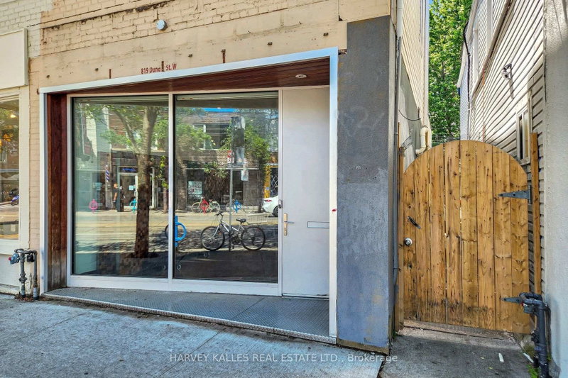 819 Dundas Street W