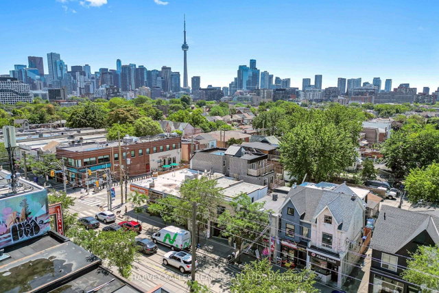 819 Dundas Street W