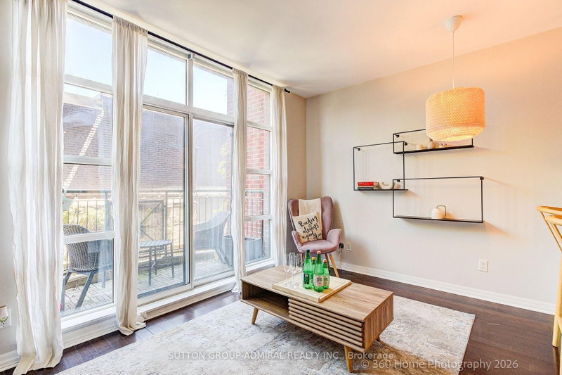 208 - 901 Queen Street W