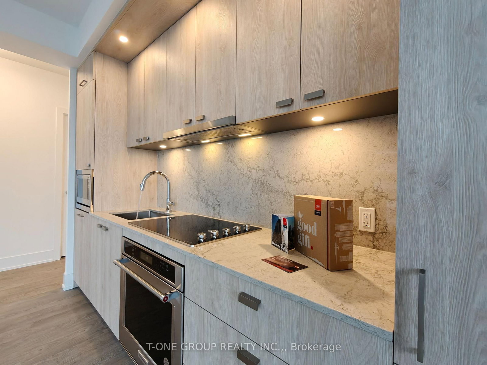 1104-10 Inn on the park Drive, Toronto, ON, photo 5