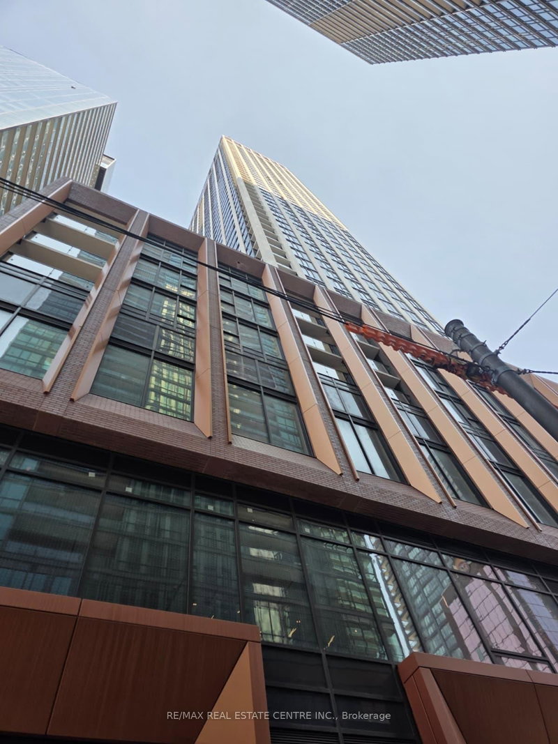 901 - 400 King Street W