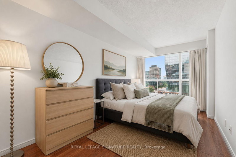 1223 - 230 King Street E