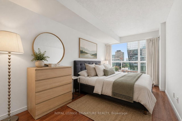 1223 - 230 King Street E