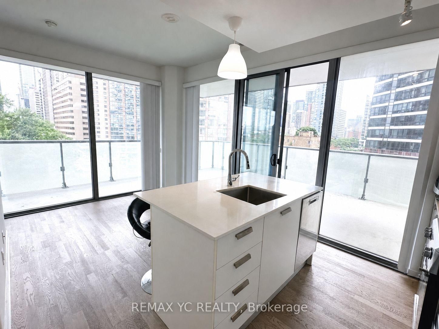 722-57 St Joseph Street, Toronto, ON, photo 2