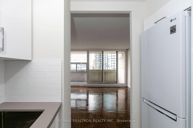 2710 - 33 Isabella Street