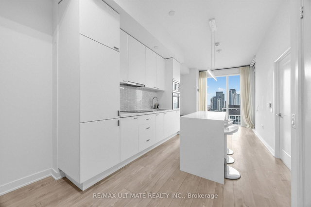 1811W - 27 Bathurst Street