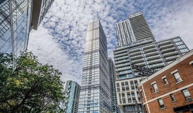 702 - 181 Dundas Street E