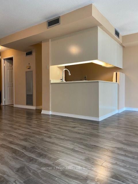 1410 - 736 Bay Street