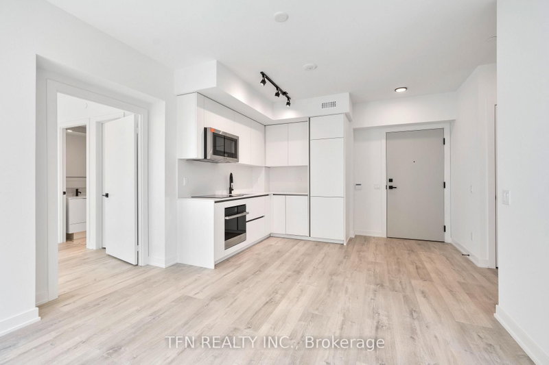 327 King St W photo 4