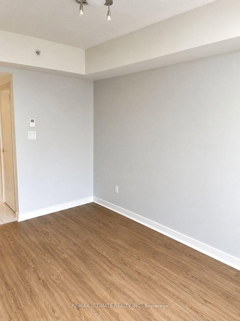 204 - 126 Dundas East Street E