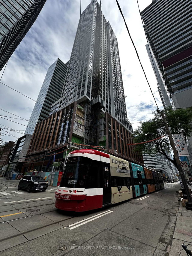 1120 - 400 King Street W