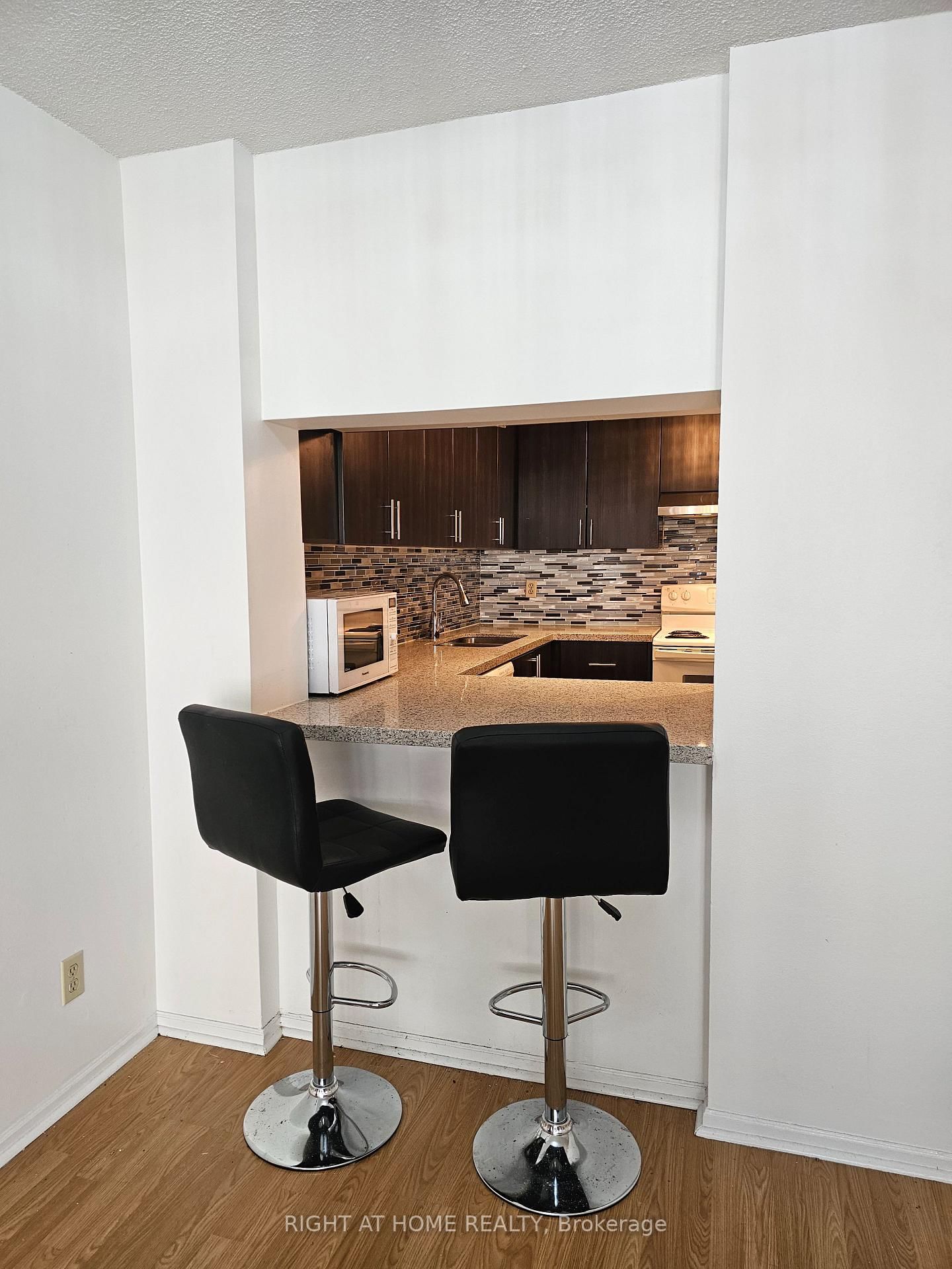2011-711 Bay Street, Toronto, ON, photo 2