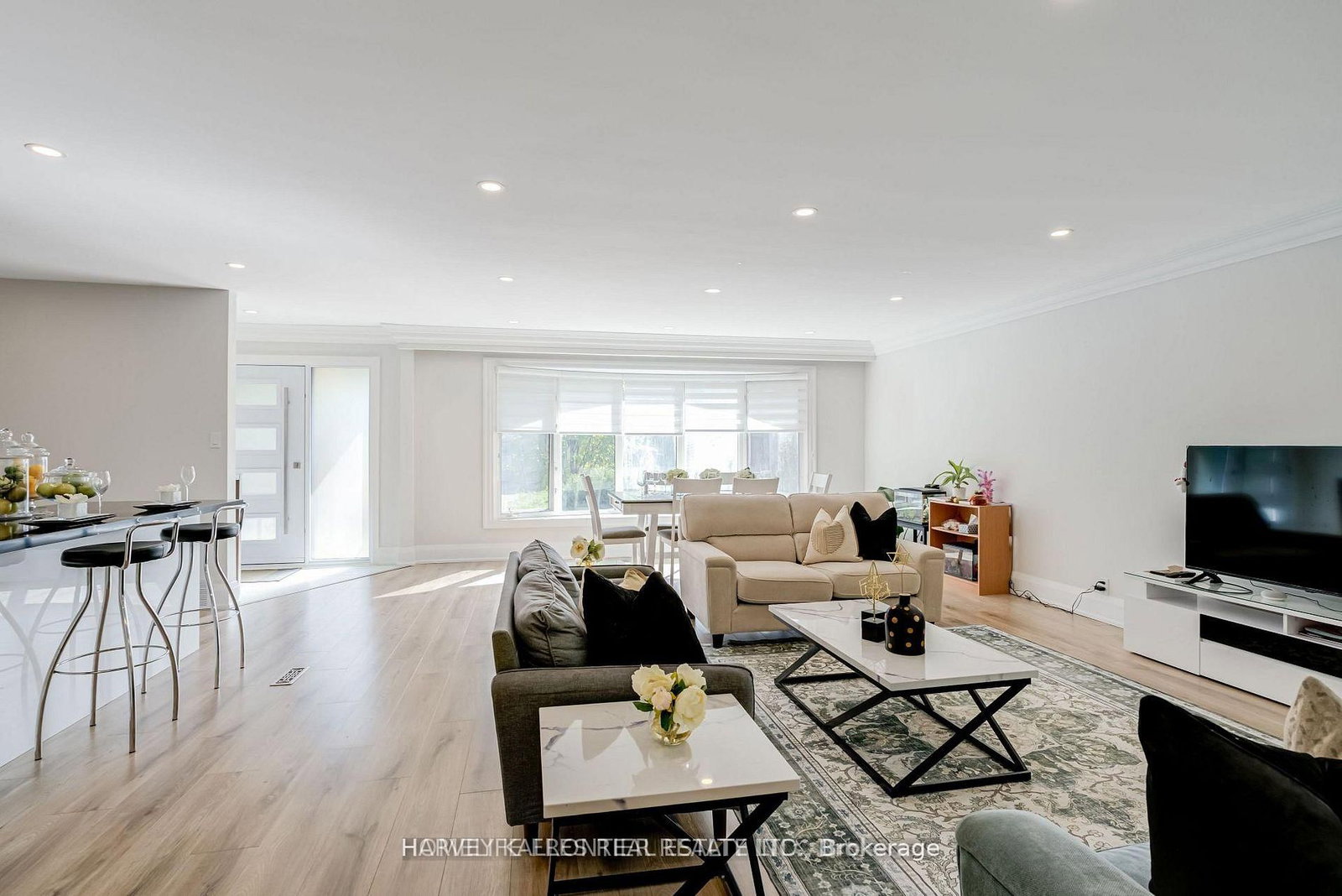 208 Betty Ann Drive • Toronto, ON photo 11