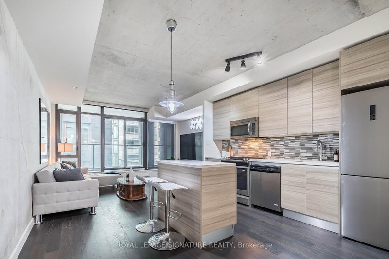 318 - 111 Bathurst Street