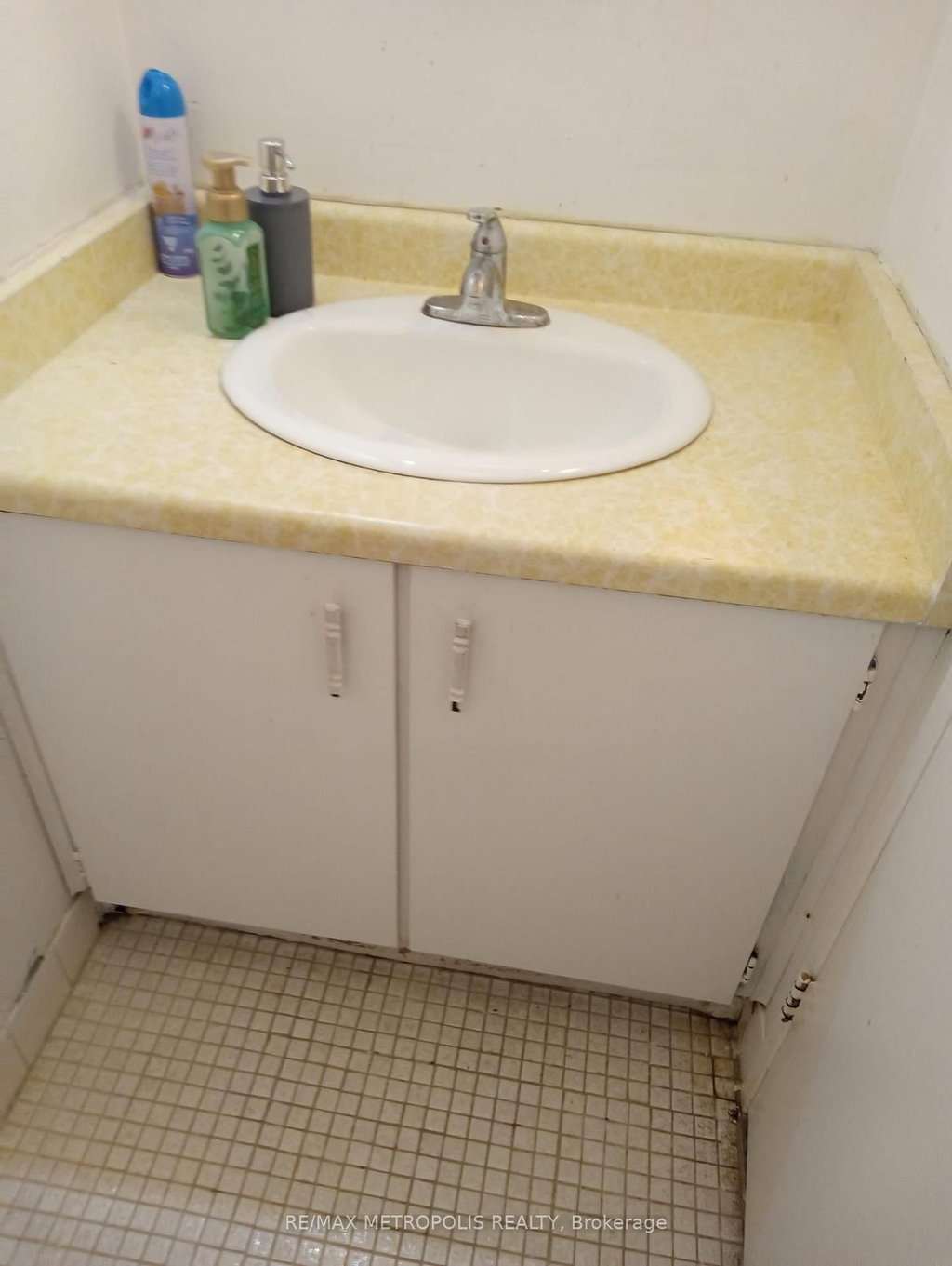 202 - 25 Sunrise Avenue 4