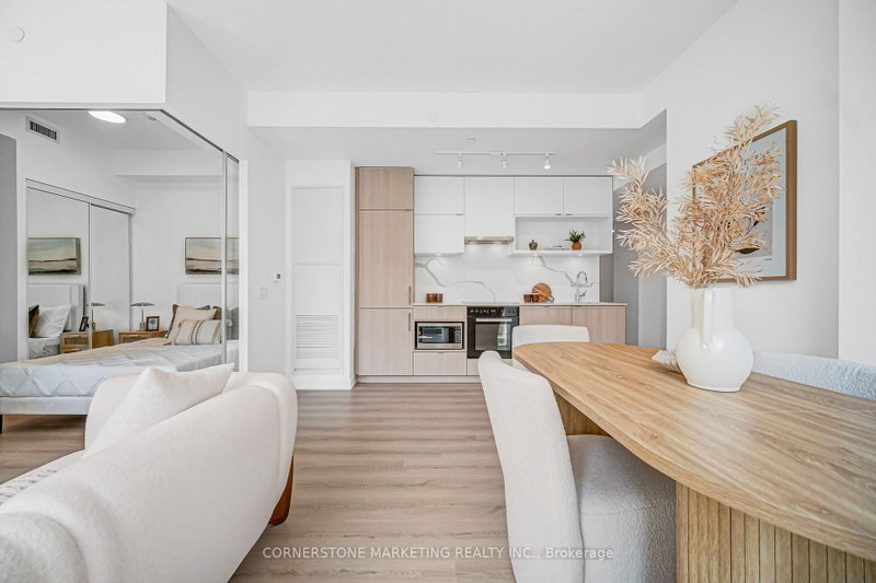 100 Queen St E photo 5