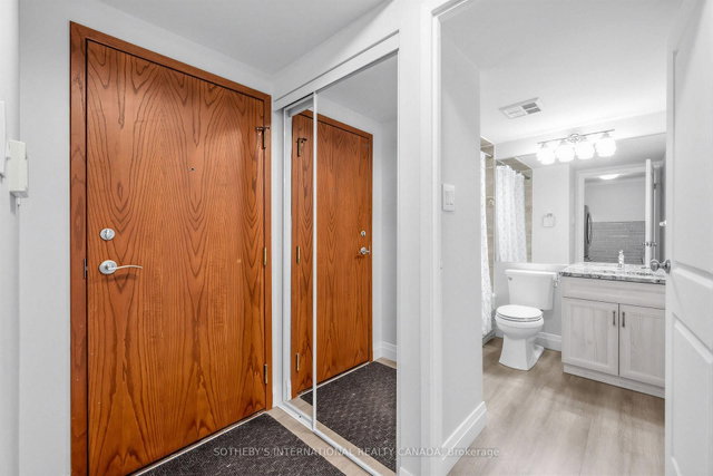 702 - 10 Queens Quay W