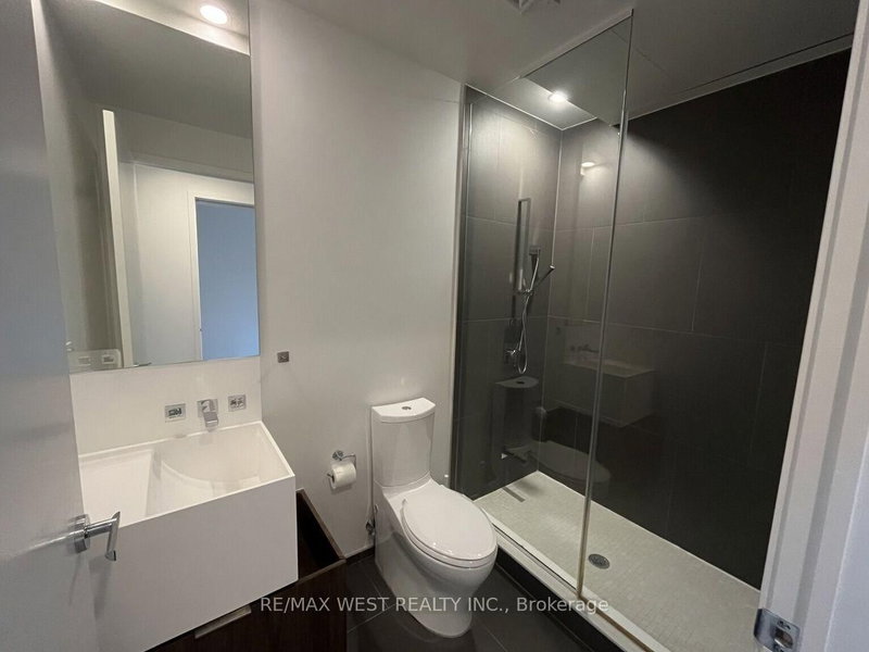 524 - 1 Bloor Street E