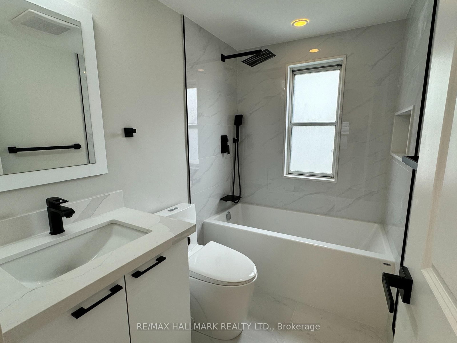 Upper-116 Bellevue Avenue, Toronto, ON, photo 3