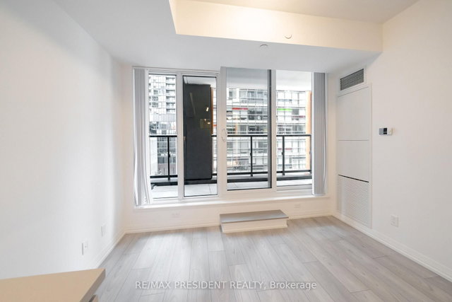 808 - 400 King Street W