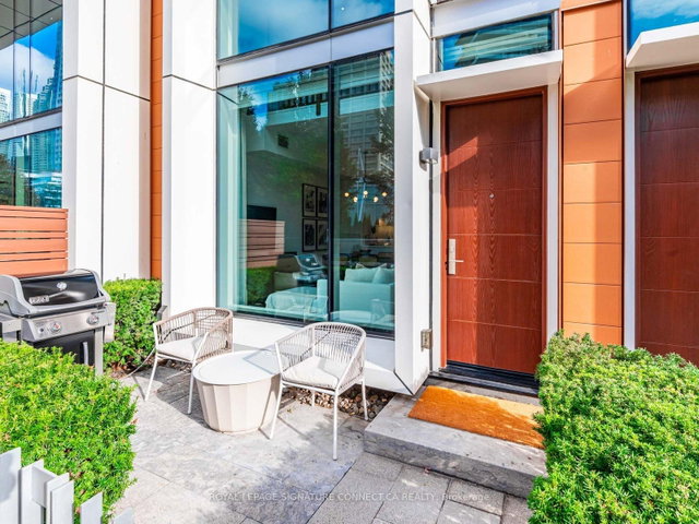 TH132 - 39 Queens Quay E