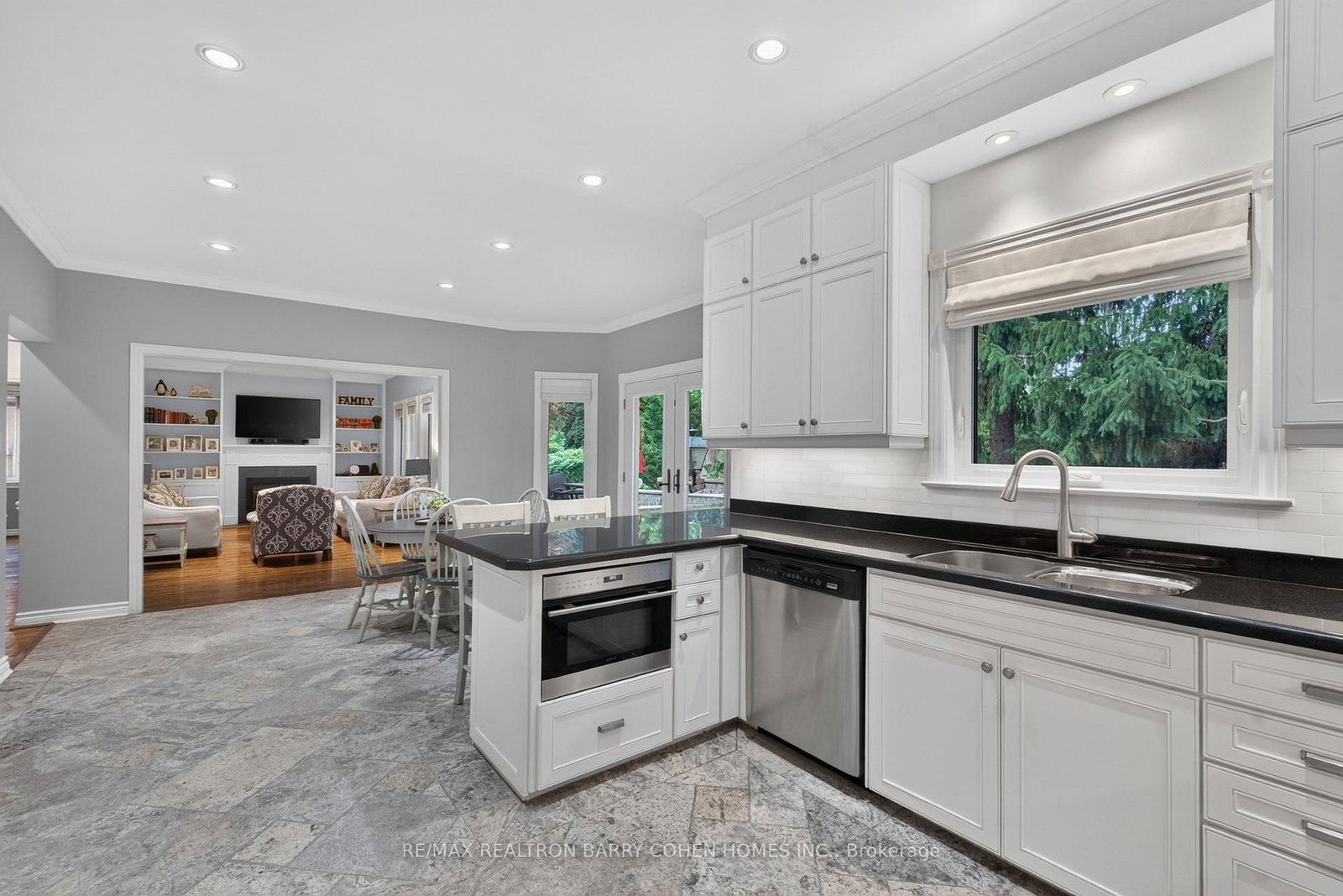 110 Upper Canada Drive • Toronto, ON photo 9