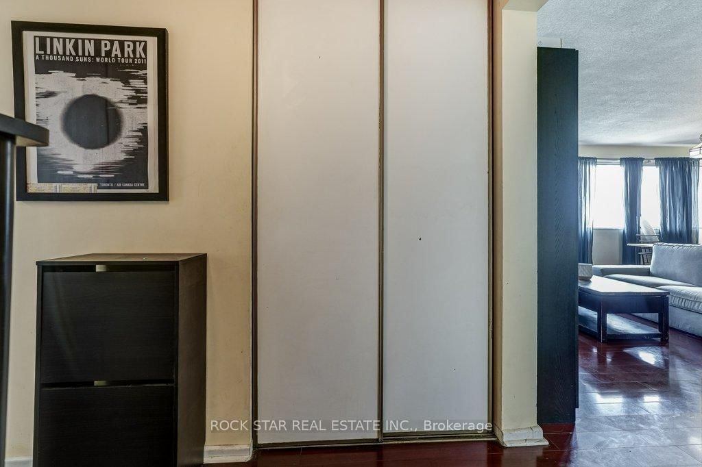 10 Sunny Glenway • #1711 • Toronto, ON photo 6
