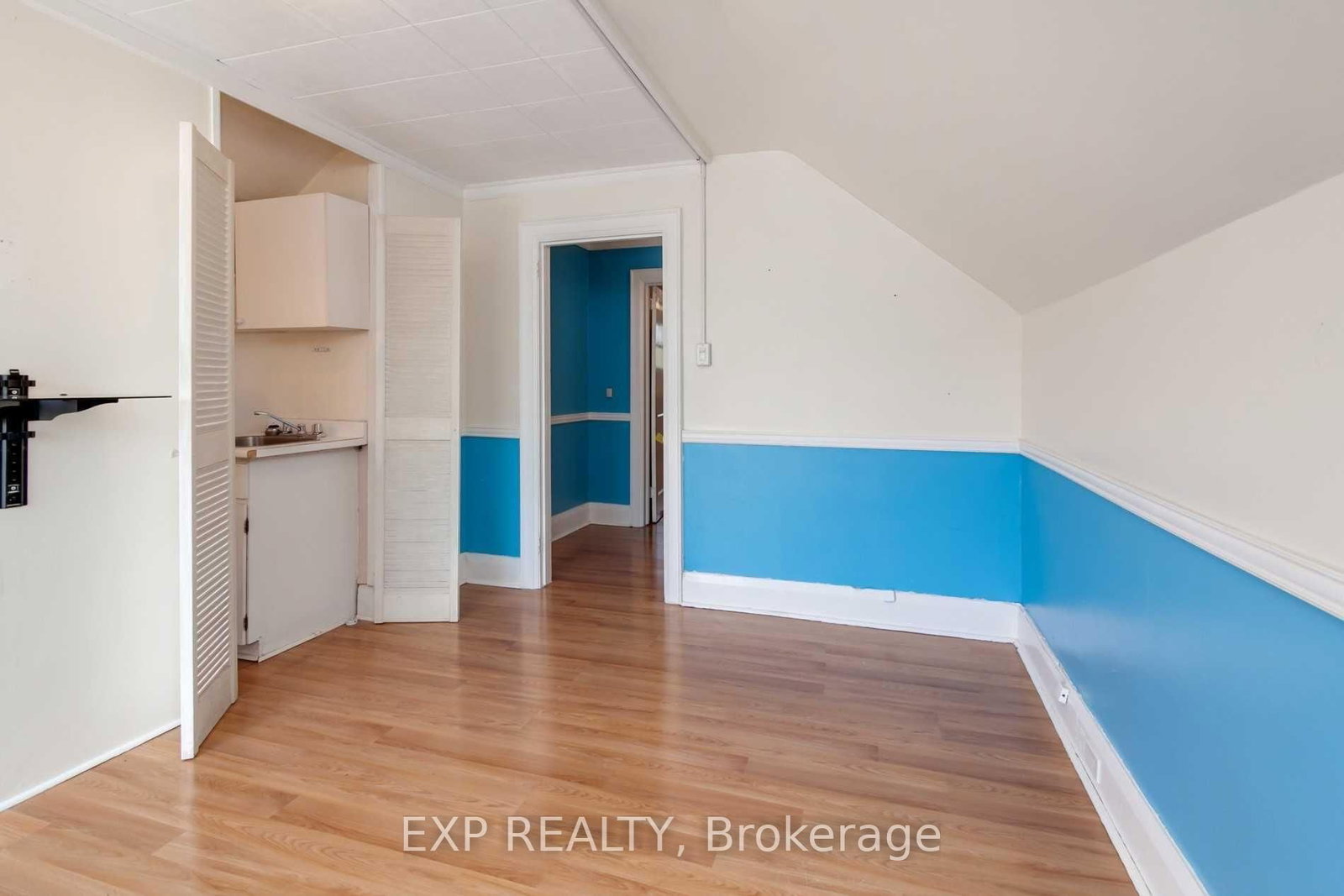 896 Avenue Road, Toronto 5