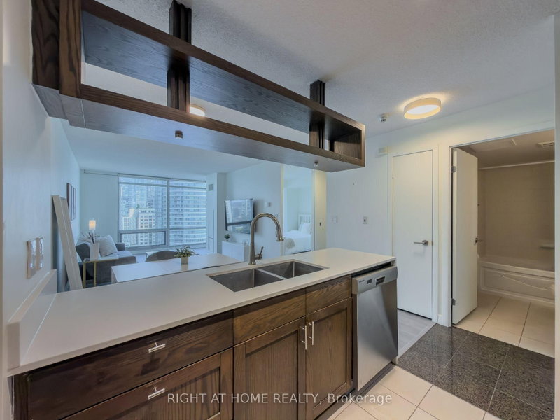 2611 - 81 Navy Wharf Court