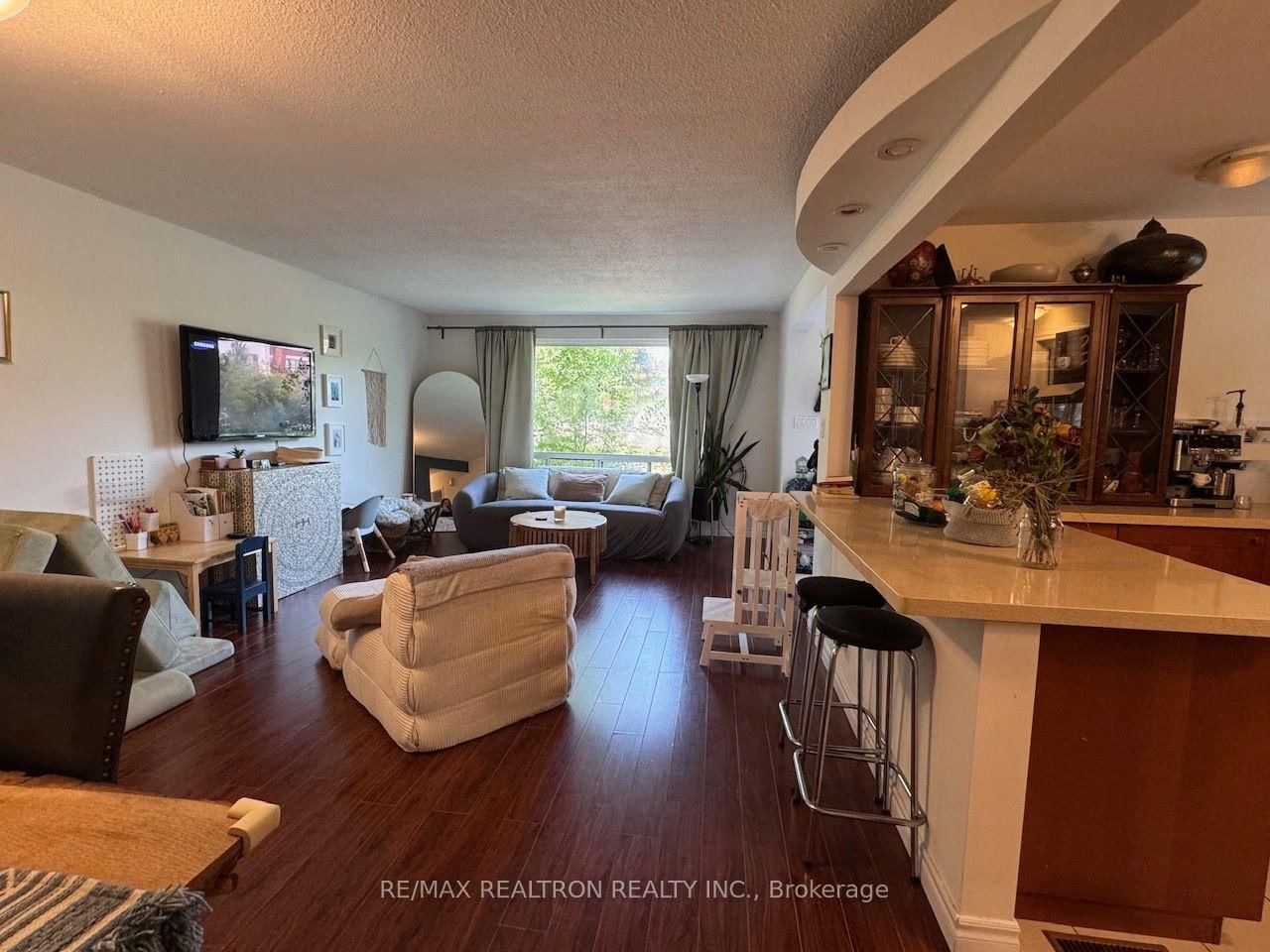 22 Rochelle Crescent • Toronto, ON photo 2