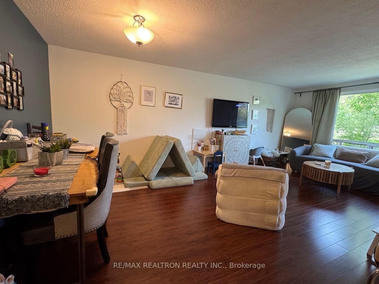 22 Rochelle Crescent • Toronto, ON photo 7