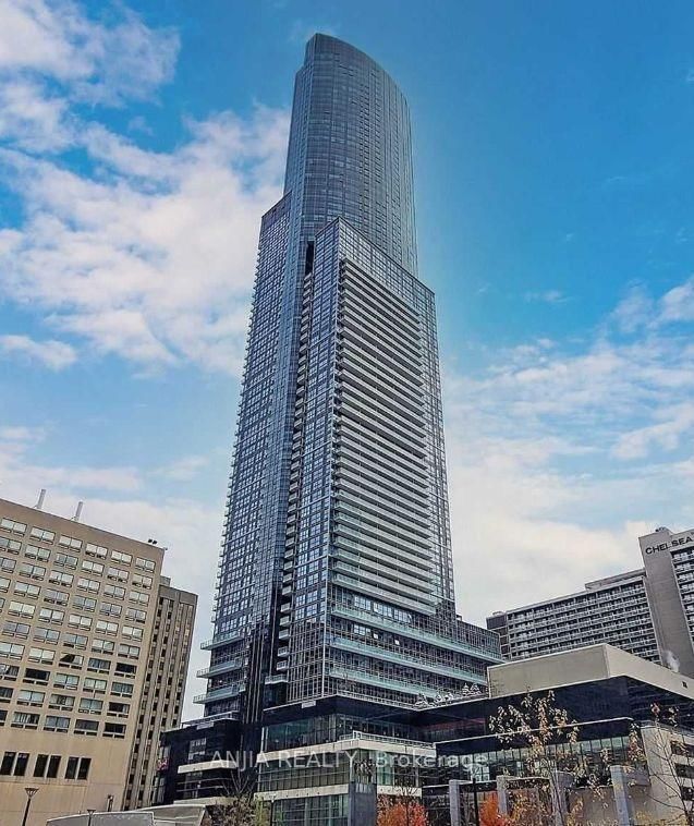 817 - 386 Yonge Street