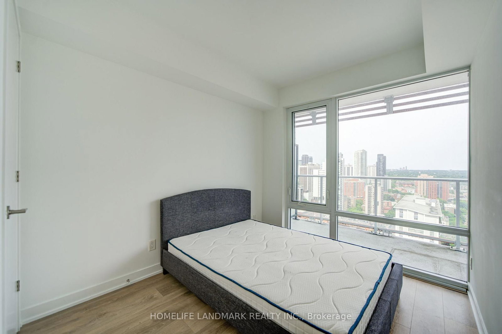 18 E Maitland Terrace • #2402 • Toronto, ON photo 6