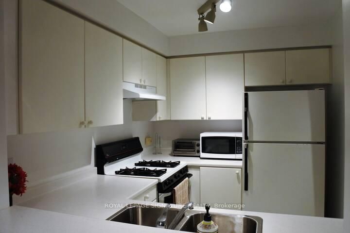 38 Hollywood Avenue • #317 • Toronto, ON photo 8