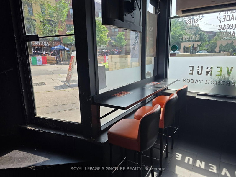 678 College St photo 4