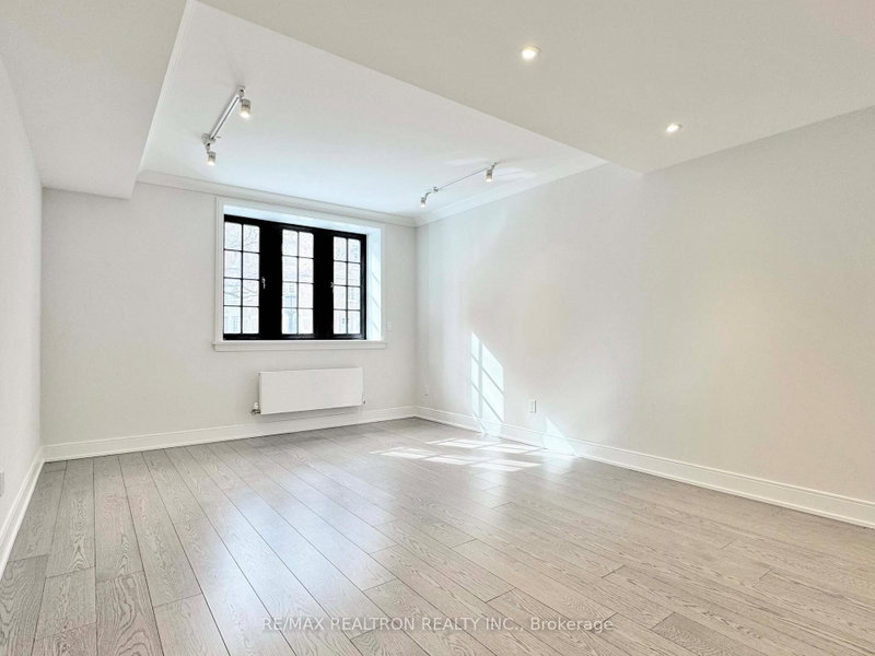 105 - 2 Clarendon Avenue