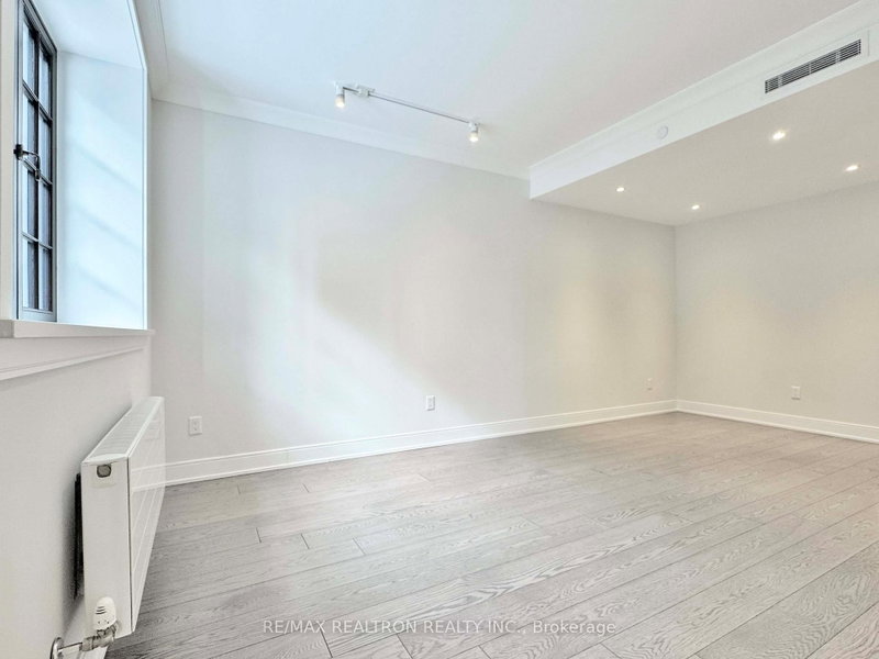 105 - 2 Clarendon Avenue