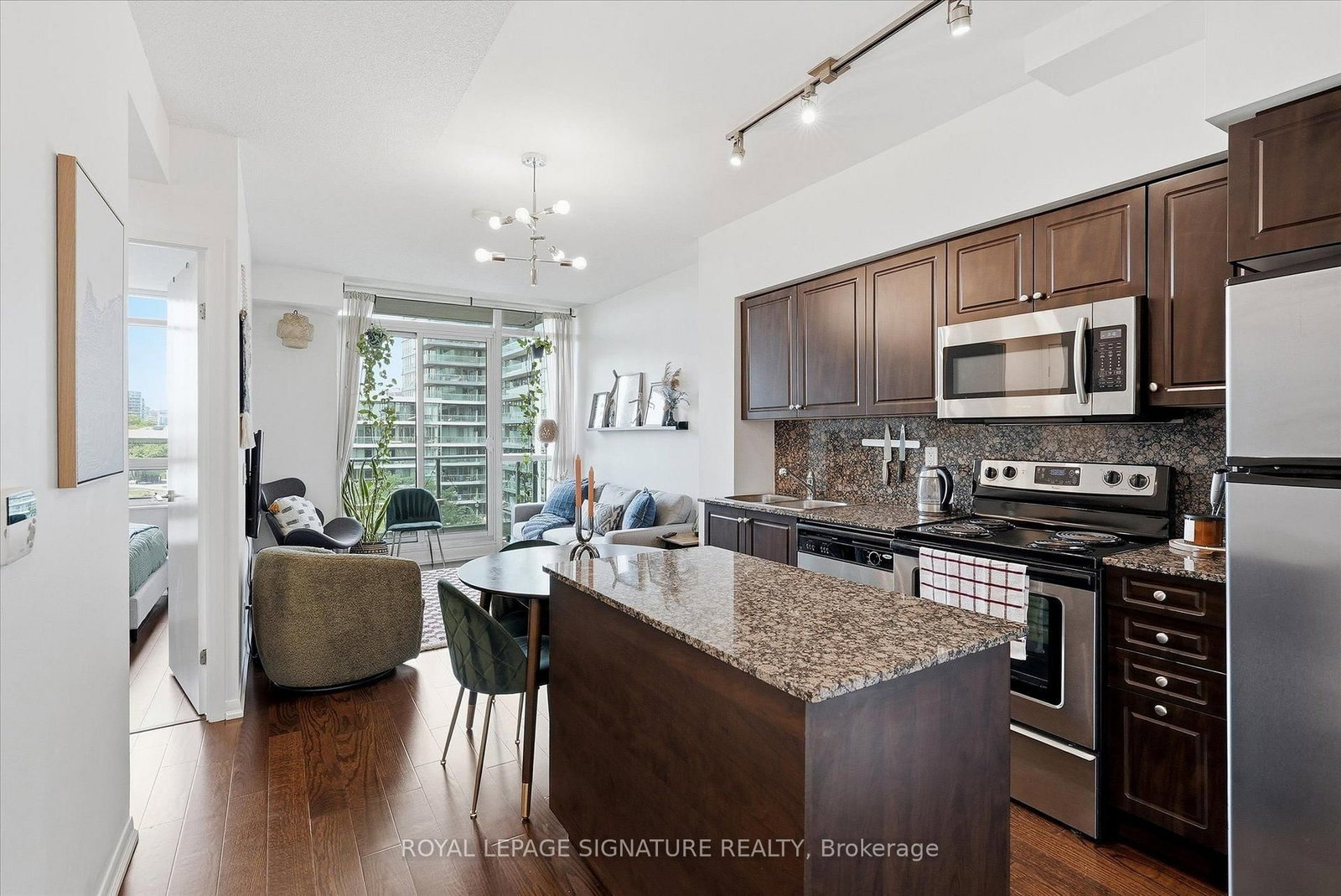 Listing Image 4