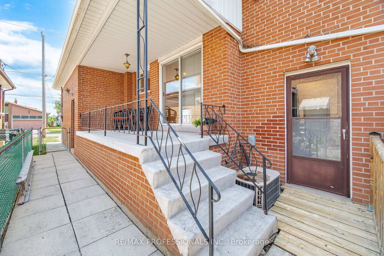 90 Peckham Avenue • Toronto, ON photo 16