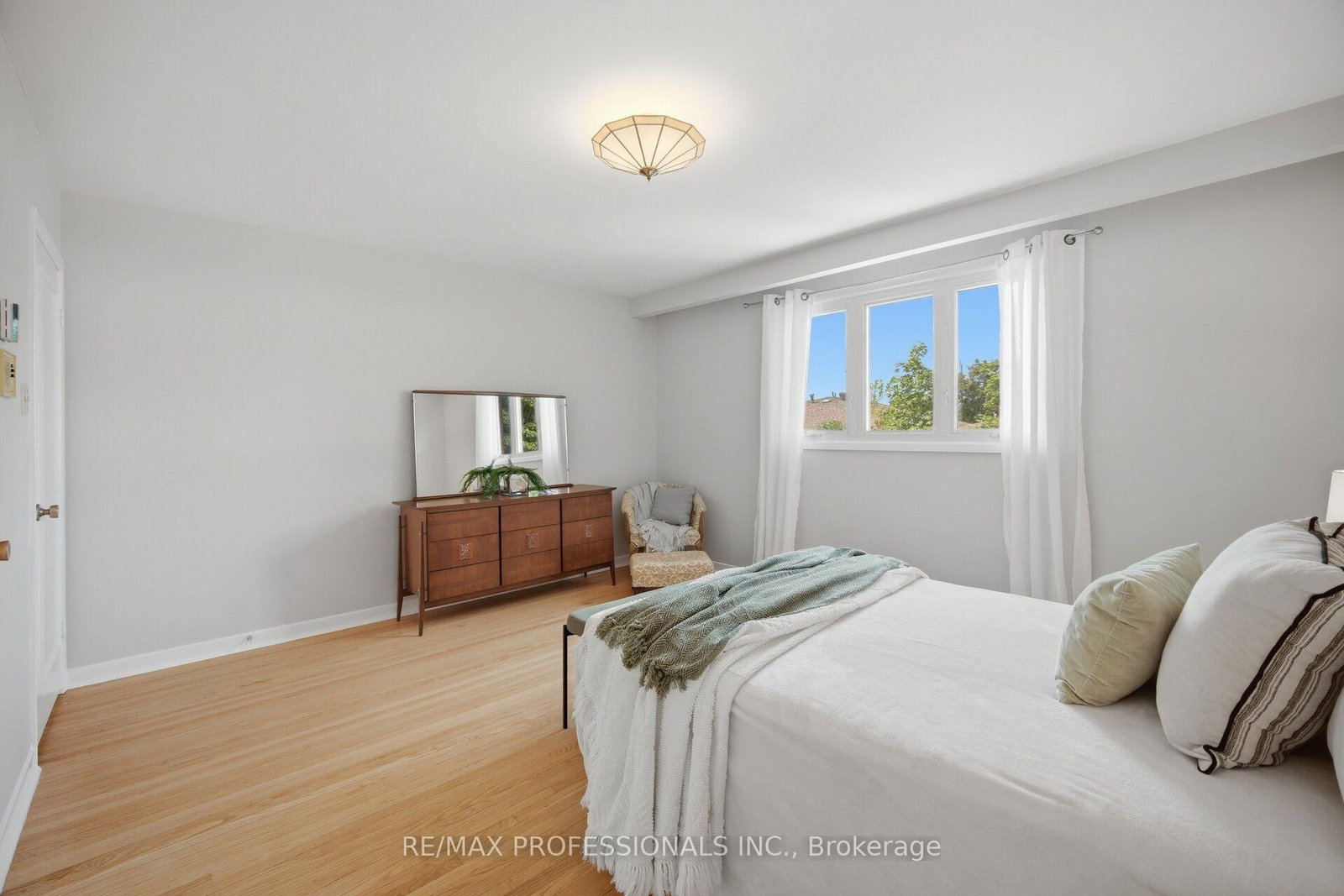 90 Peckham Avenue • Toronto, ON photo 23