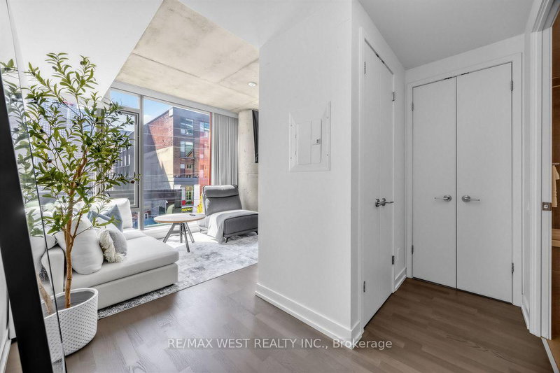 214 - 560 King Street W