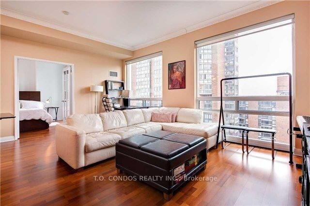 1121 Bay St photo 4