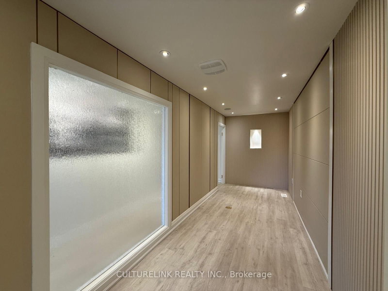5509 Yonge St photo 4