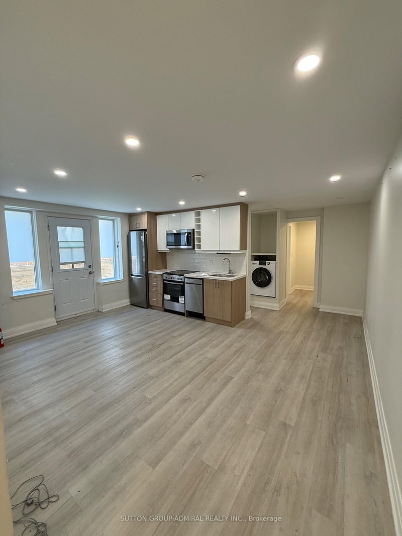 104 - 699 Eglinton Avenue W