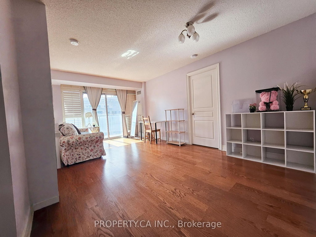 708 - 10 Northtown Way