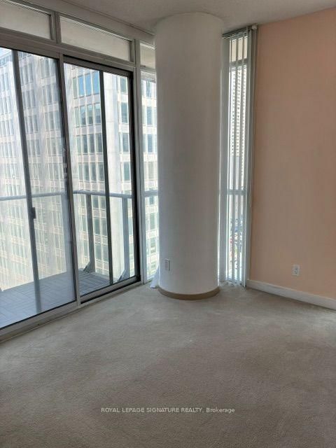 1307 - 126 Simcoe Street
